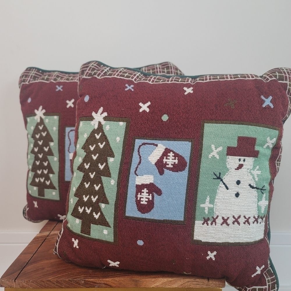 Vintage Christmas Tree Snownan themed throw Accent pillows Red Green